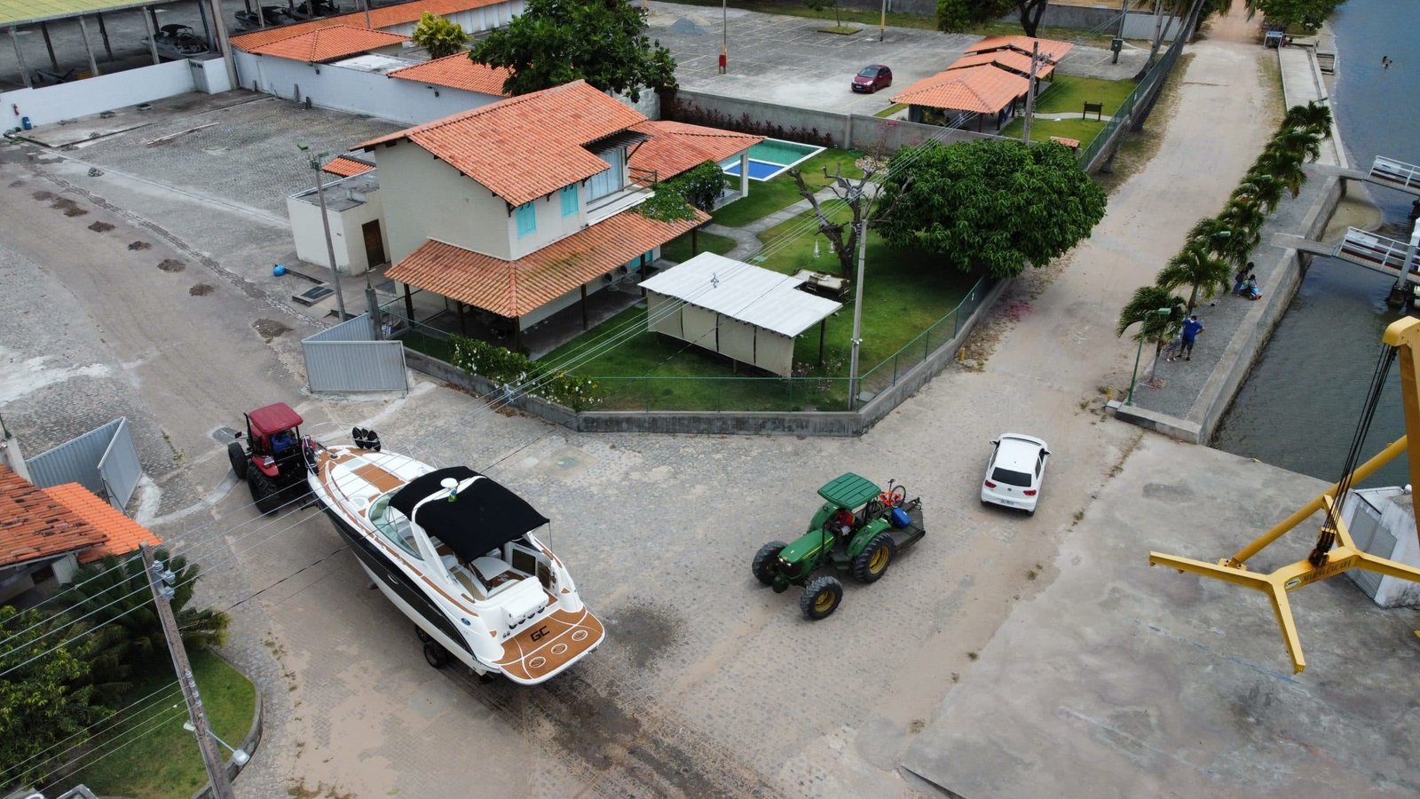 Lavagem de motor na Marina Caiçara